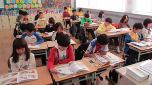경상북도교육청이 다양한 프로그램을 운영, 독서 문화 활성화에 힘쓰고 있다. 경주 황남초교 학생들의 아침 독서 모습과 독서 토론 풍경. 경북도교육청 제공
