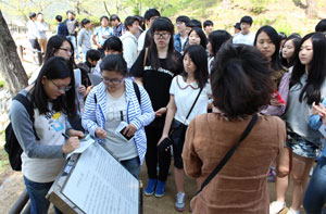 11일 도산서원을 찾은 대구중앙고 학생들이 문화해설사의 설명을 듣고 있다. 대구중앙고 제공