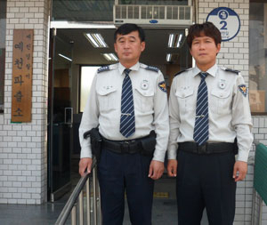 12일 실신한 60대 할머니를 심폐소생술로 살린 예천파출소 박정호(오른쪽) 경위와 이의청 경사. 예천경찰서 제공