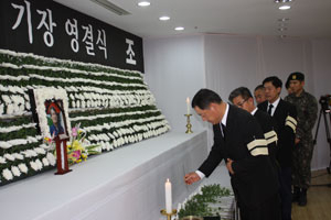 이달 9일 안동 임하호 산림청 헬기 추락사고로 순직한 산림청 산림항공본부 소속 박동희 기장의 영결식이 14일 오전 안동유리한방병원 지하 1층 강당에서 열렸다. 전종훈기자