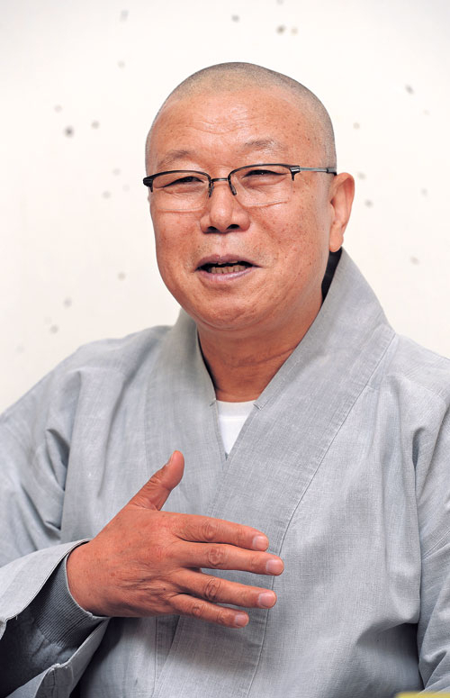 지난해 팔공총림으로 지정된 조계종 제9교구 본사 동화사 주지 성문 스님이 부처님 오신 날을 앞두고 본지와의 특별 인터뷰에 응했다.