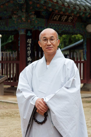 용천이라는 샘물에서 용이 나온다는 전설을 가진 용천사의 주지 지거 스님이 견학온 학생들에게 범종각 앞에서 법문을 하고 있다.
