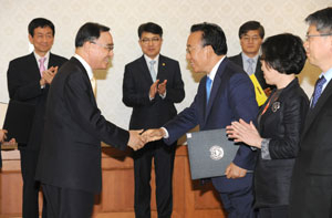 김관용 경상북도지사가 14일 전국시도지사협의회장 자격으로 박근혜정부의 1기 사회보장위원회 위원에 위촉됐다. 경상북도 제공