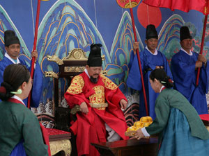 16일부터 성주 성밖숲 일원에서 제3회 생명문화축제가 열리고 있는 가운데 임금으로 분장한 김항곤 성주군수가 참외진상 행사를 재현해 보이고 있다.