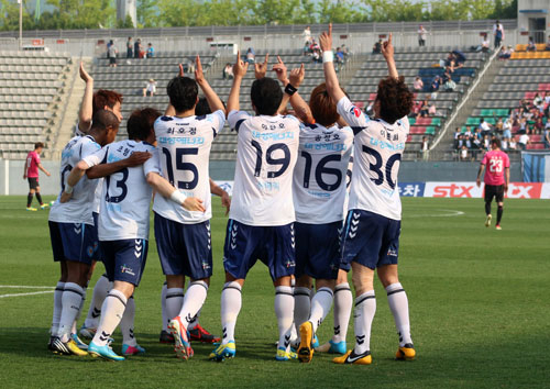 12일 창원에서 열린 경남FC와의 11라운드에서 선제골을 넣은 대구FC 송창호(오른쪽 두 번째)가 동료 선수들과 환호하고 있다. 대구FC 제공
