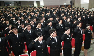 영진전문대 부사관계열 신입생들이 지난 4월 병영체험에 앞서 제복 착복식에 참여한 모습.