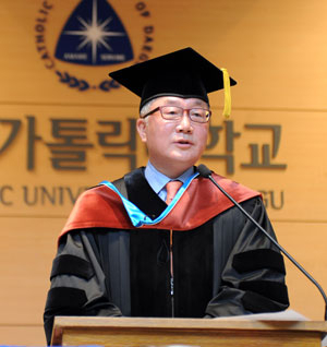 김종석 평화그룹 회장이 명예 경영학 박사 학위를 받고 답사를 하고 있다. 대가대 제공