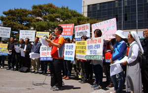 밀양 송전탑반대대책위와 주민들이 21일 한전 밀양지사 앞에서 송전탑 공사 중단과 밀양 문제 중재기구 구성을 촉구하는 기자회견문을 발표하고 있다. 노진규기자
