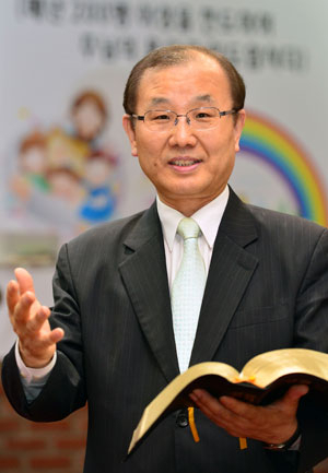 2006년부터 대구 효목중앙교회를 담임하고 있는 김종일 목사가 
