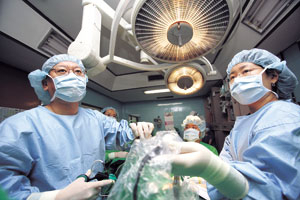 자궁경부암 백신을 접종해도 20여 종의 다른 고위험 HPV가 있기 때문에 예방을 위해 정기적으로 건강검진을 받는 것이 최선이다. 계명대 동산병원 산부인과 조치흠 교수가 복강경을 활용한 자궁경부암 수술을 하는 모습.