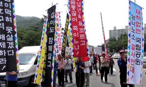 25일 대구 동구 지묘동 공산댐 앞 도로에서 팔공산 국립공원 지정을 반대하는 지역 주민들이 팔공산 국립공원 지정 반대를 주장하며 행진을 하고 있다. 이화섭기자