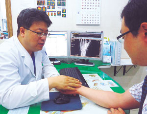 주상골 골절을 대수롭지 않게 넘겼다가 10~20년 뒤엔 손목 기능을 잃을 수도 있고, 심한 통증에 시달리게 된다. 더블유병원 김영우 원장은 초기에 적절한 진단과 치료가 최선의 방법이라고 말한다.