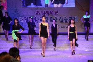 대경대 20주년 기념식에서 모델과 학생들이 워킹 시범을 보이고 있다.