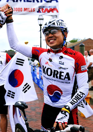 김기중 (주)삼일 대표이사 2011년 미대륙 횡단 자전거 레이스(RAAM-Race Across America) 4천800km 2인팀 부문에 아시아 최초로 출전, 50세 이하에서 1위를 차지한 후 환호하고 있다. 꿈을이루는사람들 제공