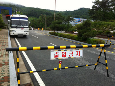28일 찾은 캐프 상주공장의 전경. 혹시 모를 새 경영진의 회사 진입에 대비해 공장입구에 바리케이드가 설치돼 있고, 벽에는 