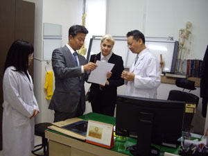 세계 육상 경기 당시 동대구역에 한방진료, 침, 뜸에 대한 홍보활동을 하고 있다.