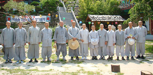 한국불교대학 大관음사 우학 스님을 비롯해 3년 동안 무문관 청정결사에 돌입하는 12명의 도반 스님.