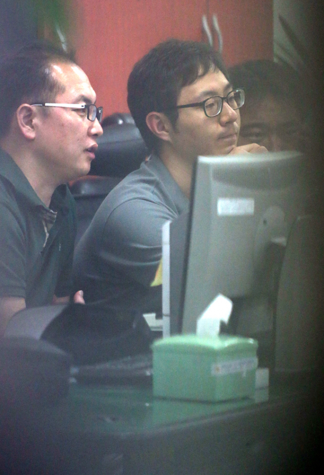 대구 여대생 납치살해사건의 피의자가 1일 오전 긴급체포됐다. 중부경찰서 강력계 형사들이 이 피의자가 여대생을 강제로 끌고가 성폭행한 모텔 CCTV를 확보해 확인 작업을 하고 있다. 경찰은 공범 여부를 수사하고 있다. 정운철기자 woon@msnet.co.kr