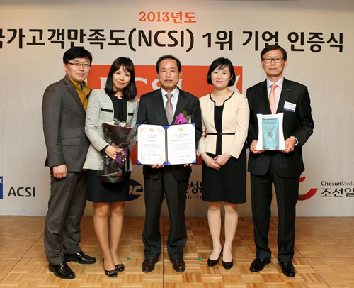 대구도시철도공사가 고객만족도 최우수 기관으로 잇따라 선정되면서 이미지 쇄신에 성공했다는 평가를 받고 있다. 한국생산성본부가 주관하는 국가고객만족도(NCSI) 조사에서 1위에 오른 뒤 찍은 기념사진. 대구도시철도공사 제공