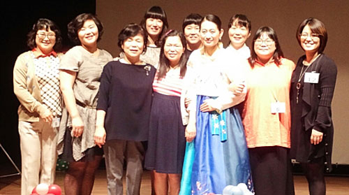 제7회 바다사랑 동화구연대회에서 상을 모두 휩쓴 영일공공도서관 동화구연 자격증반 수강생들이 수상 후 기념촬영을 하고 있다. 영일공공도서관 제공