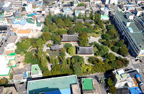 1601년에 대구 중구 포정동에 경상감영이 설치되면서 대구는 영남의 정치