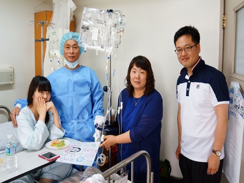 안동 경안여고 3년 김혜은 양이 간경화를 앓고 있는 아버지에게 자신의 간 70%를 이식해 화제다. 사진은 김 양, 김양의 아버지와 어머니, 담임 장민성 교사(왼쪽부터).