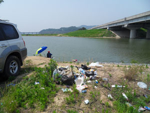 낙동강 칠곡보 상류 좌안과 경호천이 합류하는 낙동강 둔치에 낚시꾼들이 버린 쓰레기가 수북이 쌓여 있다. 이영욱 기자