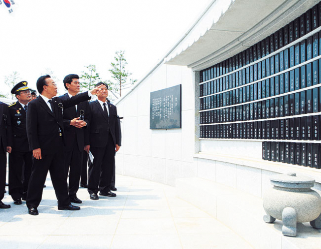 김관용 경북도지사와 권영택 영양군수 등이 6일 현충일 추념식을 마치고 영양군 호국공원에 설치된 추모비를 둘러보고 있다. 영양군 제공