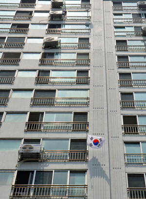 현충일인 6일 대구 달서구 한 아파트 단지 내 대부분의 가구에 조기를 게양하지 않아 썰렁한 모습을 보이고 있다. 성일권기자 sungig@msnet.co.kr