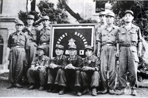 한국전쟁에 참전한 군의관들의 징집훈련 당시 찍은 기념사진. 1950년 촬영했다는 내용 외에는 자세한 설명을 찾을 수 없다. 사진 제공 = 경북대병원