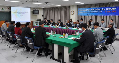 동남아시아의 대표적 국립대학 총장 등이 참석한 가운데 7일 울산 현대중공업 기술교육원에서 국가인적자원개발컨소시엄 영남권 허브사업단 주최로 국제 워크숍이 열려 관심을 끌었다.