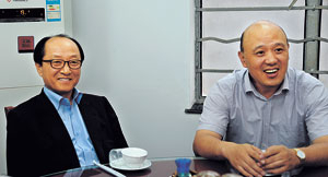 여창환(왼쪽) 매일신문사 사장이 자매결연을 맺고 있는 중국 저장(浙江)성 닝보(寧波) 미디어그룹 허웨이(何偉) 사장을 만나 환담을 하고 있다. 이채근기자 mincho@msnet.co.kr