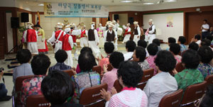 보부상들의 신명나는 놀이와 입담을 보여주는 마당극 
