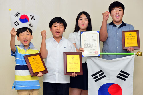 안중건 군, 김민제 군, 우금주 양, 이재영 군.(왼쪽부터)