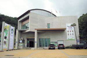 육사 문학관=육사 문학관안동시 도산면 원천리 이육사선생의 마을에 들어선 육사문학관이 3대문화권 전략사업으로 지정돼 시설 확충과 시림공원 등 다양한 시설, 원천마을 복원 등으로 새롭게 탈바꿈한다.