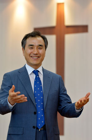 신용기 목사가 화원교회 비전센터 예배실에서 목회활동의 비전에 대해 설명하고 있다.