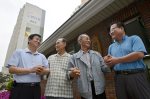 14일 대구 수성구 시지동 고산노변타운 관리사무소 앞에서 박영범(왼쪽에서 세 번째) 소장과 입주자 대표들이 정담을 나누고 있다. 우태욱기자 woo@msnst.co.kr