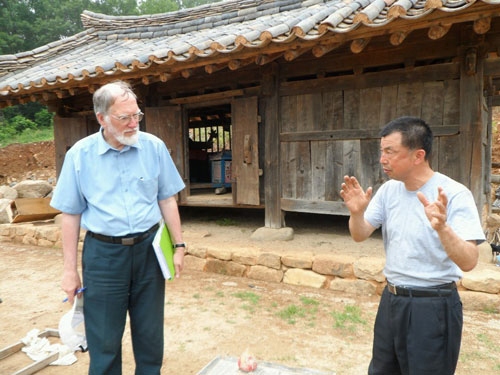 인류학자이자 종교학자인 그레이슨 교수(사진 왼쪽)가 제자인 조원경 목사와 함께 경산 상엿집에서 한국상례문화 관련 의견을 나누고 있다. 김진만기자