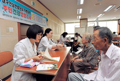 17일 대구 동구 반야월농협에서 대구 안심연료단지 주변에 거주하는 주민들을 대상으로 한 건강영향조사가 실시돼 주민들이 의사와 건강 상담을 하고 있다. 성일권기자 sungig@msnet.co.kr