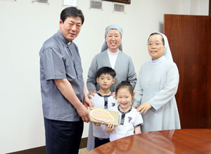 한국천주교여자장상연합회 산하 유아교육분과위원회 회장단과 포항 성바오로 유치원생 2명이 18일 대구대교구장 조환길(타대오) 대주교에게 새터민을 위한 성금 1천만원을 봉헌했다.