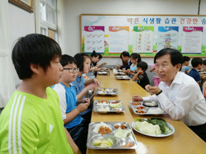 우상락 칠곡교육장(오른쪽)이 숭산초등학교 학생들과 함께 급식을 먹으며 이야기를 나누고 있다. 칠곡교육지원청 제공