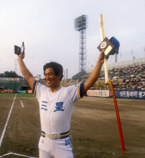1986년 9월 2일 개인통산 100호 홈런의 고지를 가장 먼저 밟은 삼성 이만수가 이를 기념하는 시상식 후 팬들에게 인사를 하고 있다 삼성 라이온즈 제공