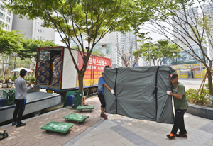 취득세, 양도세 감면을 주요 내용으로 하는 4.1 부동산대책이 6월말 종료되면서 이사 수요가 한꺼번에 몰리고 있다. 25일 대구 남구의 한 이삿짐센터가 짐을 옮기고 있다. 우태욱기자 woo@msnet.co.kr