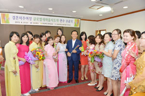 경운대 새마을아카데미에서 글로벌 새마을지도자 교육을 수료한 경북도내 다문화여성들이 새마을 세계화 주역을 다짐하고 있다. 경북도 제공.