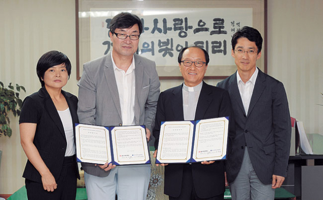 매일신문사와 현진건문학상 운영위원회가 26일 현진건문학상 현창사업을 함께하기로 협약서를 체결했다. 왼쪽부터 현진건문학상 운영위원회 박은삼 사무국장, 박희섭 운영위원장, 여창환 매일신문사 대표이사, 이상훈 편집국장.