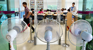 26일 오후 대구 달서구 도원도서관 2층 종합자료실. 정부의 에너지 절약 지침에 따라 냉방기 사용 자제시간(오후 2~5시)에 실내온도가 29℃까지 오르자 도서관 측이 선풍기 3대를 동원해 복도의 찬 공기를 열람실 안으로 불어넣고 있다. 정운철기자 woon@msnet.co.kr