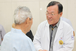 구미차병원에서 무료 종합검진 중 머리에서 포탄파편으로 추정되는 쇳조각이 발견된 6