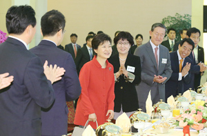 박근혜 대통령이 중국 국빈방문 둘째 날인 28일 댜오위타이에서 열린 수행 경제사절단 조찬 간담회의장에 입장하고 있다.