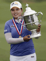 (사진) 제68회 US여자오픈 골프대회에서 우승한 박인비가 1일 시상식 후 우승 트로피를 들고 좋아하고 있다. 그가 오른 손가락 3개를 펴고 메이저 대회 3연승을 알리고 있다. AP연합뉴스