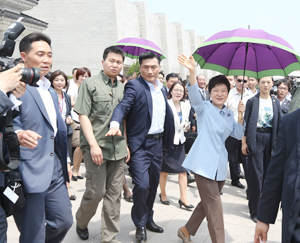 중국 국빈 방문 마지막 날인 30일 박근혜 대통령이 산시성 시안에 위치한 진시황 병마용박물관을 둘러본 뒤 관광객들의 환호에 손을 들어 인사하고 있다. 연합뉴스